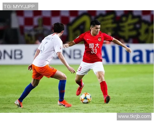 武汉卓尔与广州恒大激战正酣比赛结果引发球迷热议与期待